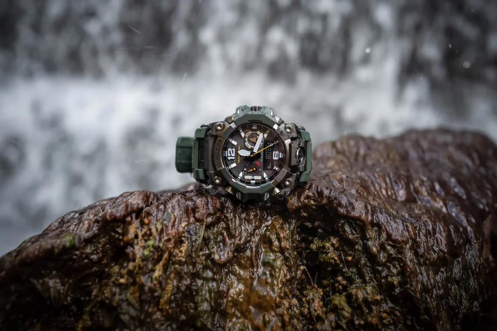 Relógio esportivo Casio G-Shock Mudmaster em ambiente de aventura