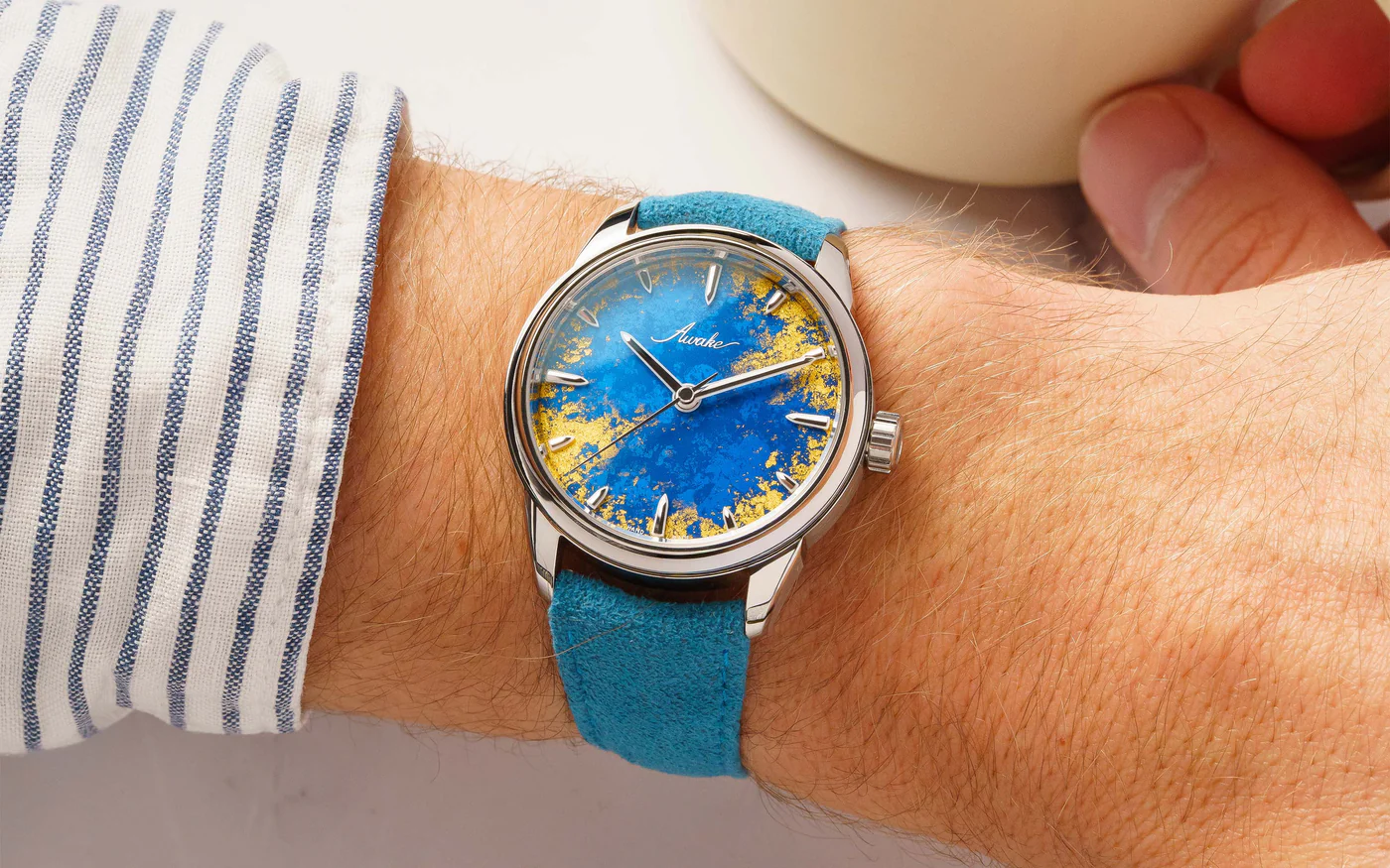 Awake Royal Blue Sơn Mài — mostrador azul royal com detalhes em laca e folhas de ouro