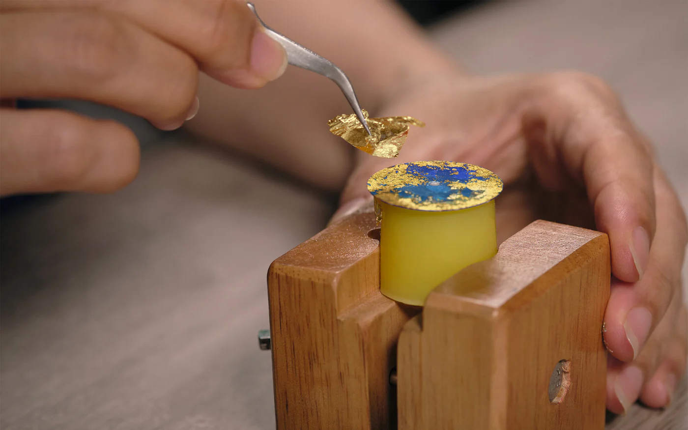 Relógio microbrand Awake Royal Blue Sơn Mài — técnica artesanal vietnamita de laca no mostrador